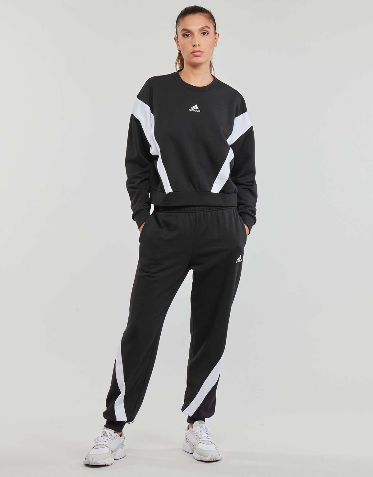 vaatteet Naiset Verryttelypuvut Adidas Sportswear LAZIDAY TS Musta / Valkoinen